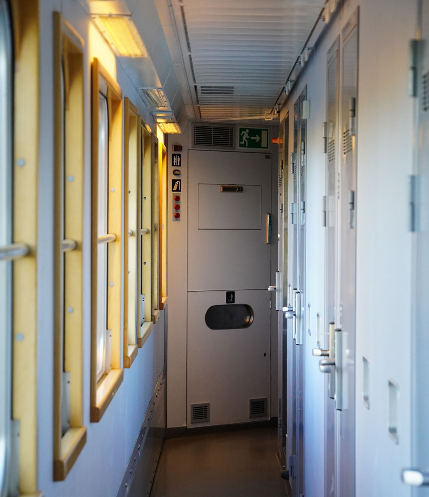 寝台車両の廊下