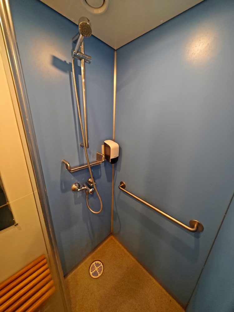 寝台客室のシャワールーム