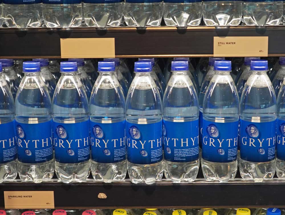 非シェンゲンエリアのカフェの水