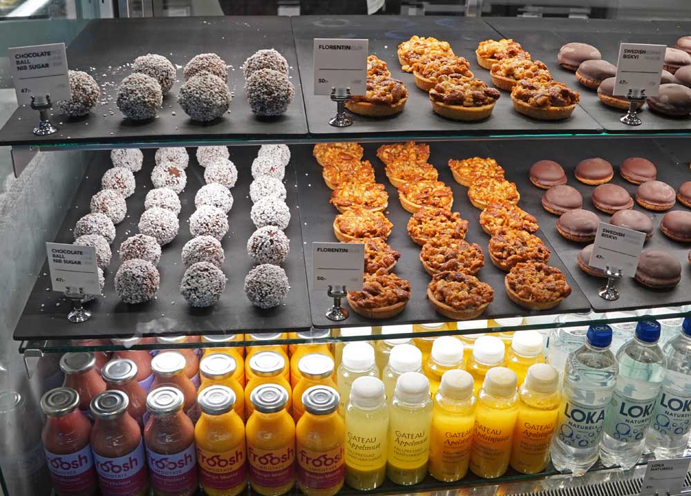 非シェンゲンエリアのカフェのケーキ