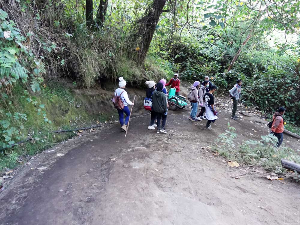 イジェン山の登山道