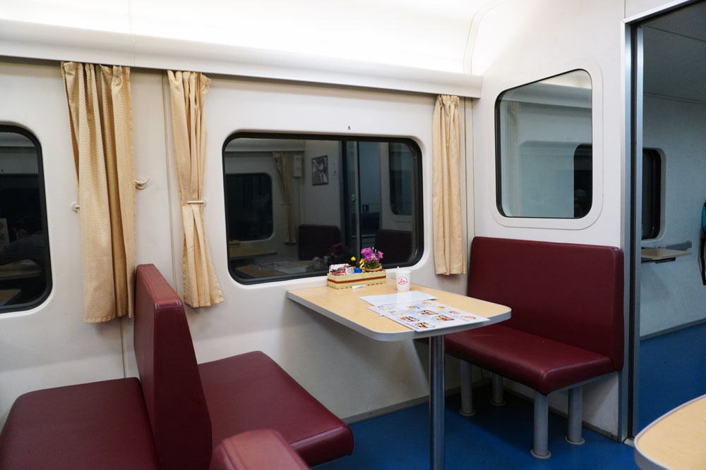 食堂車の座席